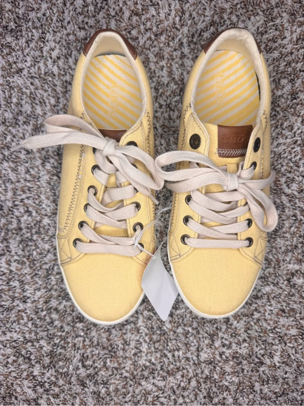 Taos Star Burst Women’s Size 9 Yellow Canvas Lace Up Comfort Sneakers NWT